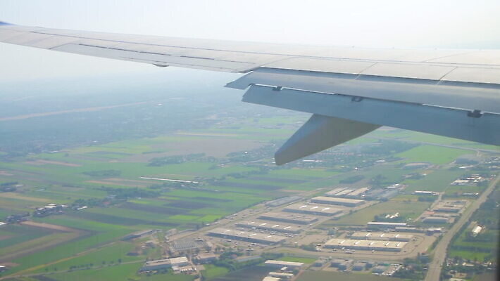 여행 날개 창문 교통시설 휴가 비행기 안테나 사람없음 건물 덮개 도시 오픈 공항 땅 고도 도착 항공 속도 상업 광택 활주로 제트기 폴란드 항공촬영 대패 땅바닥 착륙 바르샤바 유도로 MOV 해외동영상 클립영상 건축물 유럽 길 뷰포인트 교통 통신 항공교통 대중교통 바닥 뚜껑 시설 동영상 파일형식