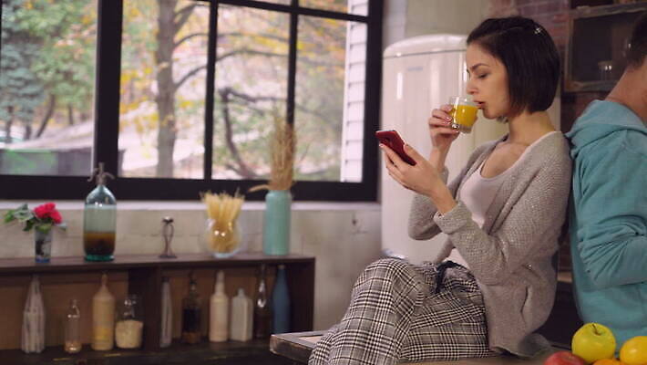 주간 백인 라이프스타일 남자 행복 2 인터넷 창문 가족 관계 유리 아침 모바일 아파트 주택 실내 미소 사람 성인 내부 두명 스마트폰 핸드폰 햇빛 알약 주방 스크린 기쁨 방 터치 마시기 플랫 아침식사 오렌지주스 나눔 4G 4K MOV 해외동영상 클립영상 자연요소 서양인 감정 모션 재질 표정 IT 건물 생활 전자제품 스마트기기 태양 약 식사 과일주스 동영상 파일형식