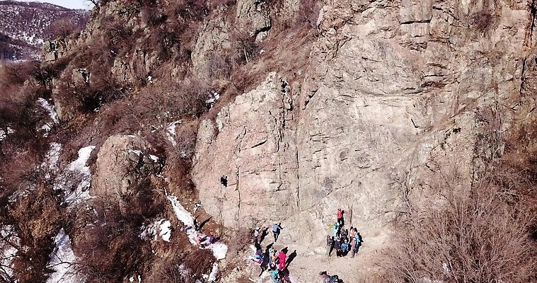 라이프스타일 여자 밧줄 벽 스포츠 모션 자연 성공 산 안테나 건강 안전 사람 사람없음 야외 운동 힘 등산 장비 도전 체험 정상 위험 집중 연습 오르기 항공촬영 드론 산악가 4K MP4 해외동영상 클립영상 줄 뷰포인트 컨셉 통신 생활 트래킹 생태계 동영상 파일형식