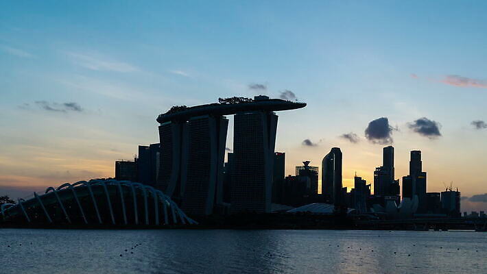 아시아 바다 여행 백그라운드 비즈니스 건축양식 하늘 파노라마 동양인 풍경 사람없음 야외 건물 금융 파란색 빛 도시풍경 탑 항구 고층빌딩 황혼 새벽 도시 만 도심 야간 저녁 상업 장면 지역 포트 타운 스카이라인 싱가폴 랜드마크 타임랩스 MOV 해외동영상 클립영상 자연요소 건축물 건축 나라 컬러 교통시설 촬영기법 인종 빌딩 경제 일몰 동영상 파일형식