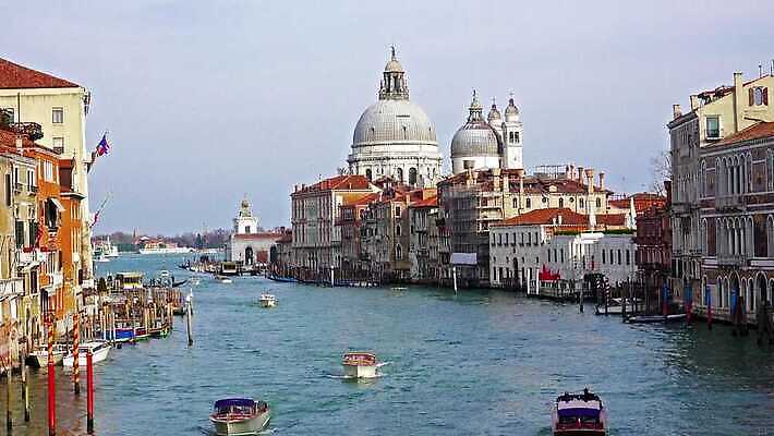 유럽 종교 여행 요트 건축양식 교통시설 사랑 사람없음 물 강 도시풍경 산타클로스 반사 교회 이탈리아 낭만 도시 보트 역사 곤돌라 승차 작음 운하 베네치아 경례 마리아 통과 랜드마크 바실리카 옛날 4K HD MP4 해외동영상 클립영상 자연요소 건축 감정 나라 교통 컨셉 크리스마스 배_교통 종교건축 모션 풍경 건물 인사 크기 시설 동영상 파일형식