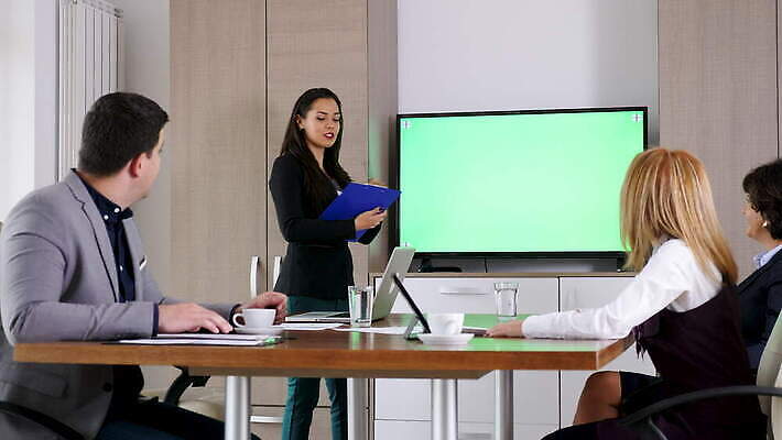 백인 직업 여자 회사 비즈니스 사업가 통계 탁자 회의 그래프 대화 서기 사람 앉기 초록색 금융 사무실 스크린 텔레비전 방 성장 업무 작업 비즈니스맨 비즈니스우먼 발표 그룹 동료 회의실 보고서 거짓 경영 고립 서류판 목업 크로마키 4K MOV 해외동영상 클립영상 서양인 남자 컬러 가구 관계 모션 말하기 경제 전자제품 사무용품 직장인 동영상 파일형식