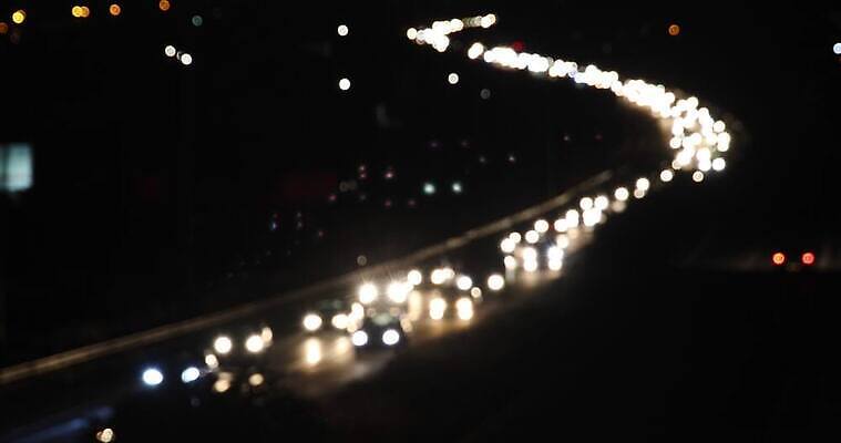 도로 컬러 여행 백그라운드 이동 교통시설 모션 자동차 추상 거리 사람없음 건물 빨간색 파란색 빛 도시풍경 반사 우주 어둠 황혼 새벽 운전 수확 램프 도시 고속도로 도심 야간 저녁 소프트포커스 아스팔트 속도 바쁨 보케 네온 장면 빛망울 블러 자동 유흥 효과 4K MP4 해외동영상 클립영상 자연요소 건축물 길 육상교통 교통 컨셉 무늬 농업 조명 촬영기법 풍경 일몰 시설 동영상 파일형식