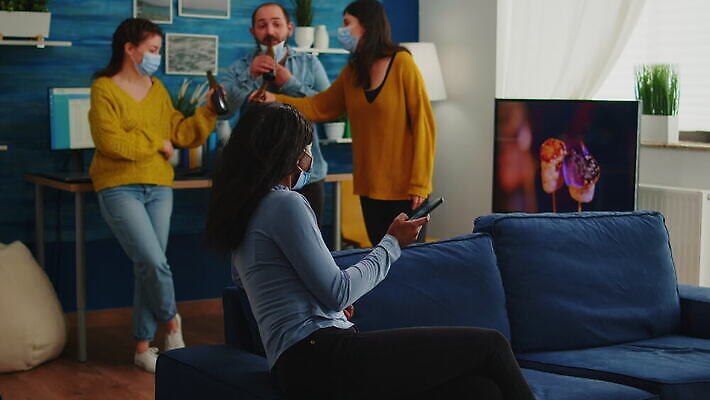 컨셉 거실 모바일 주택 맥주 대화 가면 마스크 웃음 사람없음 친구 스마트폰 핸드폰 소파 글로벌 검은색 우정 마시기 네트워크 그룹 뉴스 바이러스 보호 연결 예방 번짐 다인종 보여주기 온라인 섞기 소셜 코로나바이러스 사교적 뉴노멀 4K MOV 해외동영상 클립영상 컬러 의자 관계 모션 주류 표정 말하기 인종 건물 경제 전자제품 스마트기기 동영상 파일형식 효과