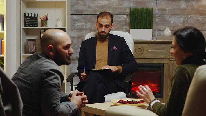 직업 커플 결혼 가족 관계 결혼식 남편 스트레스 건강 대화 사람 앉기 성인 사람없음 외침 모임 환자 의사 분노 아내 폭력 충돌 분석 상담 싸움 문제 해결 위기 이혼 정신과의사 조언 치료사 트러블 헬프 심리치료 4K MOV 해외동영상 클립영상 감정 컨셉 의학 모션 말하기 이벤트 치료 소리 의료진 도움 사회이슈 동영상 심리 파일형식