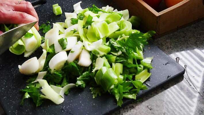 라이프스타일 손 음식 채소 주택 건강 요리 사람없음 주방 요리사 식사 저녁식사 샐러드 신선 칼 자르기 준비 주부 점심식사 채식주의자 4K MP4 해외동영상 클립영상 직업 모션 건물 생활 신체부위 채식 동영상 파일형식