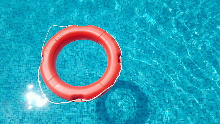 밧줄 여행 백그라운드 오렌지 휴가 경비 안전 사람없음 빨간색 물 파란색 햇빛 수영 장비 벨트 긴급 반지 도움 원형 구출 보호 위험 당구 휴양지 보안 부표 구명용품 안전요원 헬프 4K MOV 해외동영상 슬로모션 클립영상 자연요소 도형 잡화 줄 컬러 컨셉 과일 장신구 촬영기법 태양 구기 장소 수상스포츠 안전장비 동영상 파일형식