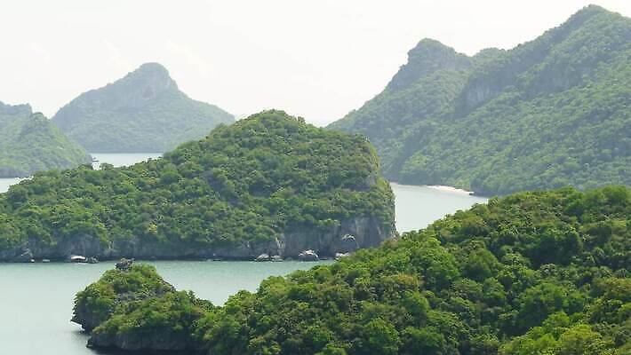 공원 아시아 바다 섬 여행 백그라운드 태국 휴가 열대 산 안테나 파노라마 풍경 사람없음 물 여름 파란색 여행객 맑음 전원 만 숲 열대우림 언덕 암초 석호 내추럴 가죽끈 이국적 전국 파라다이스 4K MP4 해외동영상 클립영상 자연요소 계절 공공시설 나라 컬러 통신 날씨 촬영기법 사람 끈 전기에너지 가죽 동영상 파일형식