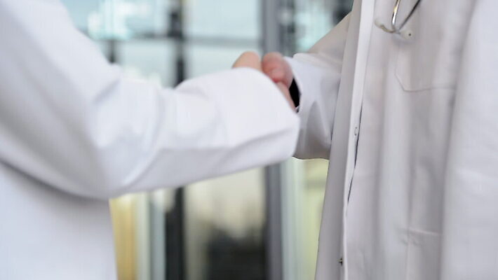 백인 손 여자 남자 청소년 악수 독일 실내 병원 손짓 20대 두명 아웃포커스 세명 건강관리 의사 코트 실험복 뮌헨 바이에른 성인여자만 MOV 해외동영상 클립영상 서양인 유럽 의학 모션 촬영기법 건강 관리 사람 청년 내부 신체부위 외투 의료진 가운 동영상 여자만 성인만 파일형식