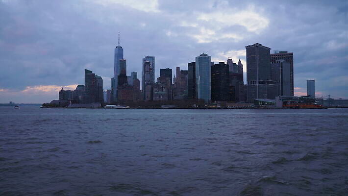바다 건축양식 사람없음 건물 물 도시풍경 고층빌딩 미국 도시 만 도심 저녁 뉴욕 스카이라인 갸우뚱 맨해튼 4K 틸트업 MOV 해외동영상 클립영상 자연요소 건축물 건축 북아메리카 모션 촬영기법 풍경 빌딩 야간 동영상 파일형식