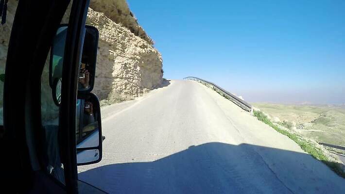 도로 모래 여행 교통시설 자연 하늘 산 건조 사람없음 야외 햇빛 골짜기 운전 사막 수확 시골 뜨거움 황무지 중앙 위험 땅 지중해 언덕 사인 복고 화산 정사각형 먼지 신성 지역 분화구 동쪽 생태학 이스라엘 팔레스타인 필터 1인칭시점 4K MP4 해외동영상 클립영상 도형 시선 교육 길 바다 교통 컨셉 농업 중동 모션 태양 방향 시설 생태계 동영상 서아시아 파일형식