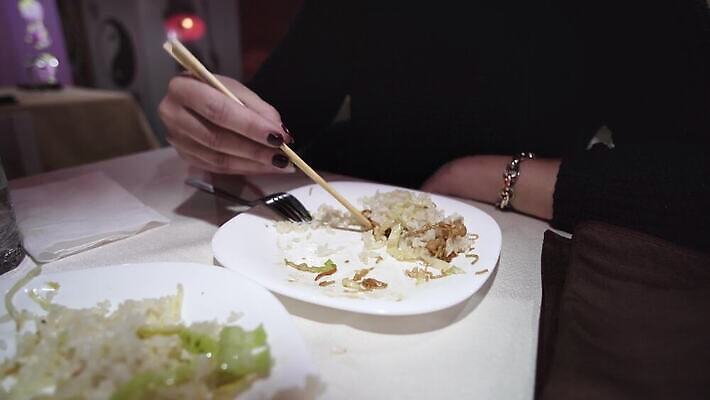 전통 접시 아시아 문화 음식 젓가락 탁자 밥 새우 건강 요리 동양인 인종 사람없음 빨간색 식당 일본 식사 저녁식사 중국 초밥 회 막대기 닫기 맛 김 고추냉이 먹기 해산물 대나무 롤 연어 생강 아보카도 점심식사 대두 맛있는 4K MP4 해외동영상 클립영상 나무 식기 나라 컬러 가구 컨셉 채소 과일 모션 수저 갑각류 어류 사람 상점 양념 해조류 동영상 일본음식 파일형식