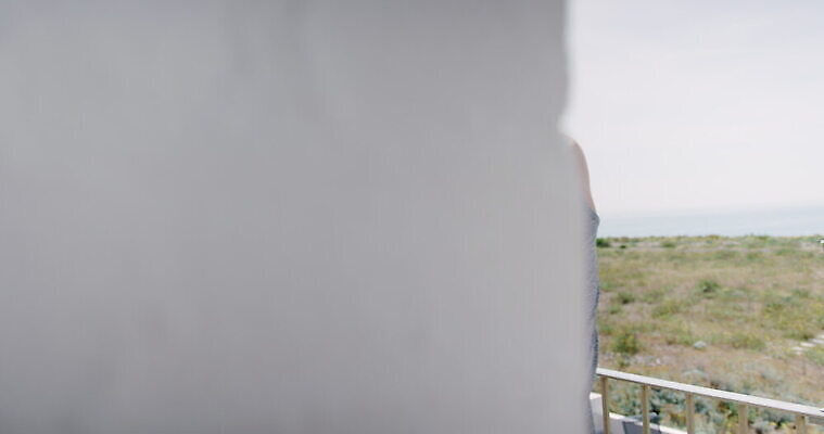 바다 아침 영국 한명 야외 두명 옆모습 운동 스트레칭 발코니 탱크톱 서식스 4K MOV 해외동영상 슬로모션 클립영상 주간 1 유럽 뷰포인트 상의 촬영기법 건강 사람 동영상 파일형식