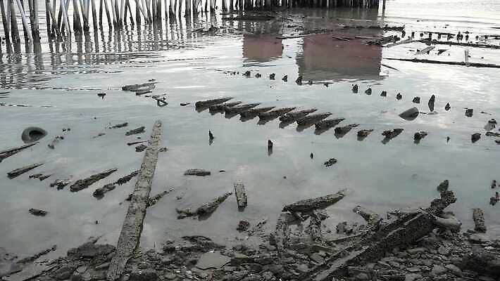 교통시설 사람없음 환경 항구 고요 손상 쓰레기 썰물 버리기 부식 구식 깨짐 적자 4K MOV 해외동영상 클립영상 바다 교통 컨셉 모션 시설 동영상 파일형식