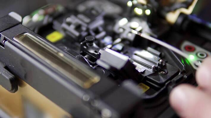 컬러 백그라운드 인터넷 비즈니스 통신 유리 기술 사람없음 파란색 빛 컴퓨터 글로벌 디지털 자료 기계 장비 정보 기구 네트워크 플러그 전기에너지 연결 접속 오브젝트 속도 싱글 퓨전 승객 섬유 획득 공학 광학 검안사 4K MP4 해외동영상 클립영상 직업 교육 재질 전자제품 에너지 직물 동영상 파일형식 안경사