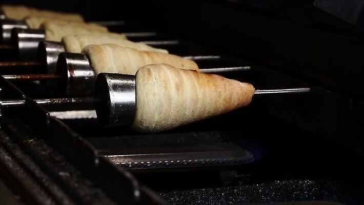 전통 유럽 음식 디저트 3 굴뚝 요리 사람없음 옆모습 갈색 케이크 막대기 그룹 꼬치 오스트리아 달콤 그릴 설탕 굽기 먹기 준비 회전 날것 반죽 각도 롤 체코 프라하 헝가리 충동구매 슬로바키아 오리지널 인기 페스츄리 해로움 MOV 해외동영상 클립영상 나라 빵 뷰포인트 컬러 컨셉 모션 주방용품 쇼핑 맛 구이 동영상 동유럽 과소비 파일형식