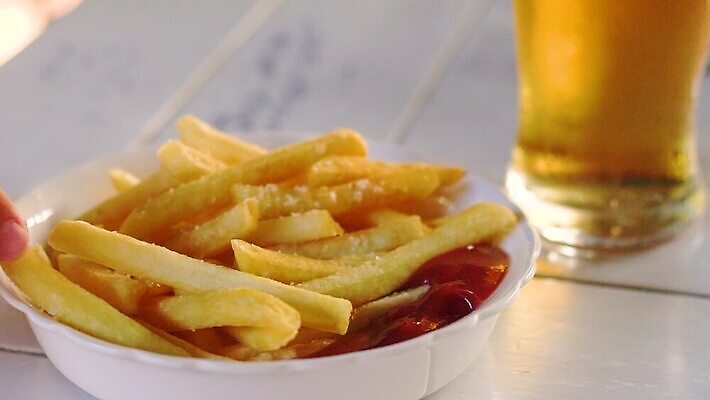 전통 접시 손 음식 백그라운드 유리 탁자 감자 맥주 패스트푸드 요리 사람없음 목재 빨간색 노란색 쌓기 식당 튀김 감자튀김 껍질 신선 바 뜨거움 황금 맛 정크푸드 케첩 먹기 비만 속도 메뉴 소금 칼로리 점심식사 해로움 바이에른사람 MOV 해외동영상 클립영상 나무 식기 컬러 가구 컨셉 채소 재료 모션 재질 주류 신체부위 상점 식사 소스_음식 인스턴트 몸매 동영상 파일형식