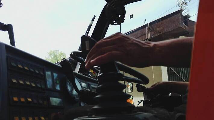 산업 건축양식 하늘 모바일 노동자 골격 사람없음 건물 파란색 금속 기계 장비 화물 작업 큼 땅 기중기 시멘트 짐차 팔 무거움 공학 국회 개발 리프팅 운영자 철강 콘크리트 프로젝트 힘찬 4K MP4 해외동영상 클립영상 직업 건축물 교육 건축 컬러 컨셉 자동차 재질 신체부위 운송업 중장비 무게 크기 동영상 파일형식