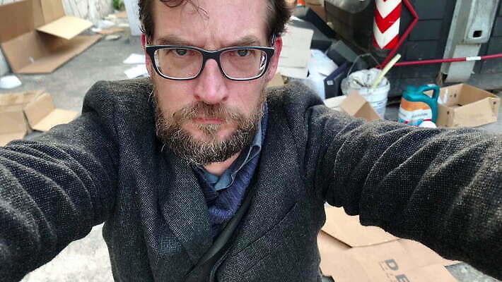 종이 도로 가방 거리 한명 사람 상자 쌓기 환경 검은색 재활용 분노 쓰레기통 도시 오염 캔 쓰레기 폐기물 오솔길 컨테이너 플라스틱 버리기 가득함 쇼 먼지 패키지 타운 낭비 생태학 처리 많음 4K MOV 해외동영상 클립영상 1 잡화 교육 감정 산업 길 컬러 컨셉 교통시설 모션 재질 친환경 동영상 파일형식