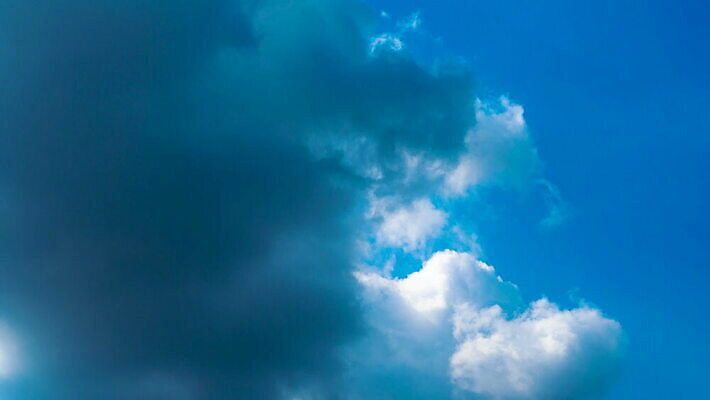 컬러 백그라운드 모션 자연 하늘 바람 날씨 추상 사람없음 파란색 빛 햇빛 태양 우주 맑음 흰색 시간 분위기 속도 장면 폭풍 천국 솜털 통과 흐림 오존 4K 타임랩스 MOV 해외동영상 클립영상 자연요소 컨셉 무늬 촬영기법 생태계 동영상 파일형식