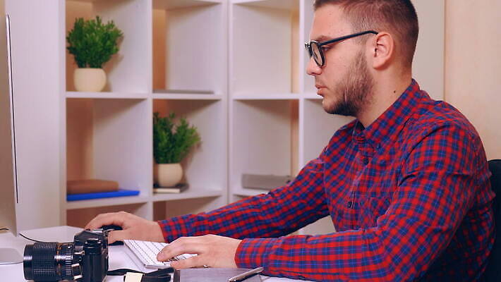 직업 라이프스타일 남자 비즈니스 사업가 표면 책장 주택 기술 창조 한명 20대 취미 내부 30대 컬러풀 사무실 독서 유행 카메라 디지털 스크린 공구 업무 작업 사진사 무선전화기 집중 그림 예술가 격려 나눔 구성 블로거 소셜 힙스터 밀레니얼 4K MOV 해외동영상 클립영상 1 패션 감정 컬러 가구 컨셉 모션 사람 청년 건물 생활 장년 경제 전자제품 도구 작가 전화기 동영상 파일형식