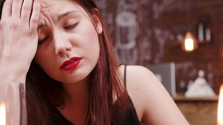 백인 여자 감정 얼굴 사람 고통 슬픔 흰색 표현 좌절 떨어짐 울음 속눈썹 눈물 불행 부정적 비극 우울증 적자 남용 4K MOV 해외동영상 클립영상 서양인 컬러 컨셉 표정 신체부위 질병 눈썹 동영상 파일형식