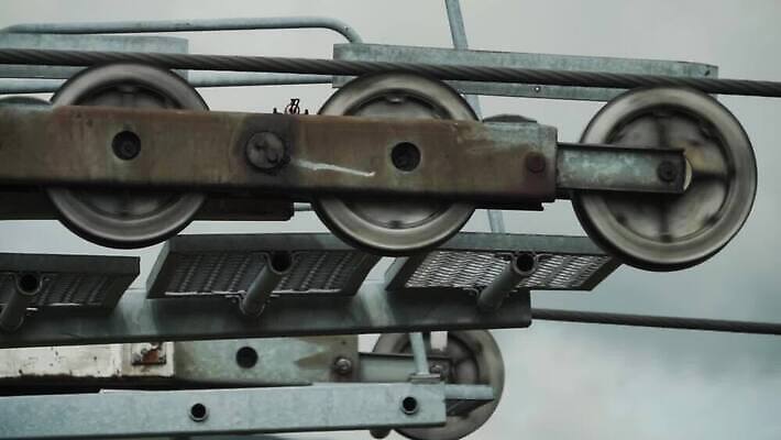 유럽 밧줄 스포츠 여행 겨울 의자 교통시설 모션 하늘 스키 산 사람없음 야외 금속 기계 장비 바퀴 엘리베이터 휴양지 회전 리프트 기어 도르래 옛날 철강 MP4 해외동영상 클립영상 계절 나라 줄 가구 교통 재질 겨울스포츠 장소 시설 동영상 파일형식