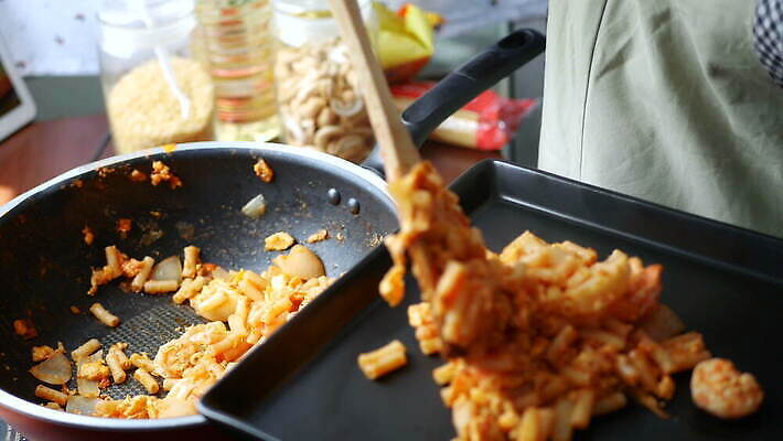 전통 접시 손 음식 토마토 채소 탁자 주방용품 양파 새우 서브 파스타 스파게티 요리 한명 빨간색 주방 식당 요리사 식사 저녁식사 이탈리아 튀김 신선 뜨거움 끝 맛 케첩 먹기 해산물 향신료 메뉴 국자 준비 매움 점심식사 마카로니 펜네 핸드메이드 맛있는 4K MOV 해외동영상 클립영상 직업 1 식기 유럽 컬러 가구 생활용품 컨셉 모션 서양음식 갑각류 사람 신체부위 상점 소스_음식 동영상 파스타면 향미료 파일형식