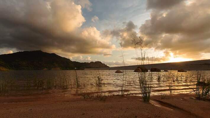 구름 공원 실루엣 아시아 호수 여행 자연 하늘 날씨 산 풍경 사람없음 야외 초록색 물 여름 반사 평화 일출 침묵 황혼 일몰 저수지 큼 댐 격려 대도시 자원 스카이라인 말레이시아 특별함 필터 공급 4K 타임랩스 페낭 MP4 해외동영상 클립영상 자연요소 계절 공공시설 감정 나라 컬러 컨셉 모션 촬영기법 노을 소리 도시 크기 생태계 동영상 파일형식
