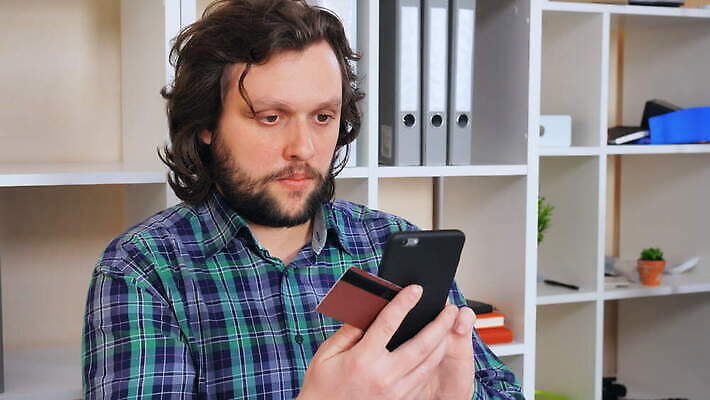 직업 라이프스타일 남자 행복 돈 인터넷 비즈니스 사업가 모바일 수염 직장 실내 한명 사람 앉기 내부 스마트폰 핸드폰 쇼핑 사무실 세일 스크린 웹 터치 직장인 신용카드 선택 구매 고객 만족 바쁨 온라인 예약 프로그래머 성인남자만 힙스터 4K MOV 해외동영상 클립영상 1 패션 감정 컨셉 회사 모션 생활 금융 전자제품 스마트기기 재산 동영상 남자만 성인만 파일형식