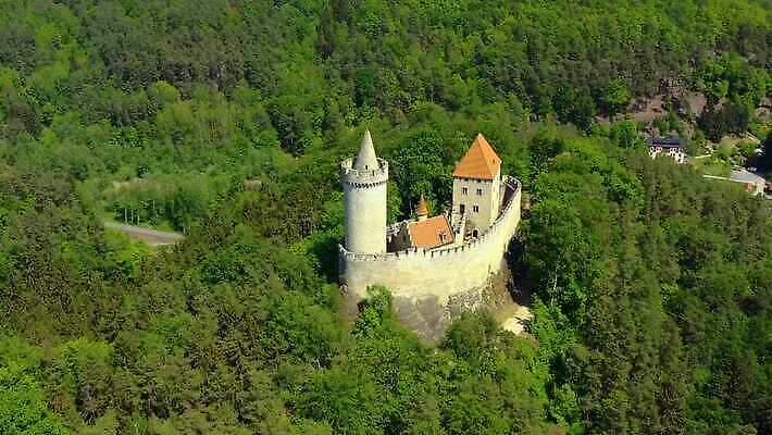 외관 유럽 벽 여행 건축양식 자연 안테나 파노라마 풍경 사람없음 건물 탑 궁전 수확 골동품 바위 시골 성 방어 중세 역사 숲 체코 프라하 천연기념물 고딕 드론 랜드마크 보헤미아 옛날 웅장함 4K MP4 해외동영상 클립영상 건축물 건축 나라 고건축 농업 통신 촬영기법 어류 돌_바위 생태계 동영상 파일형식