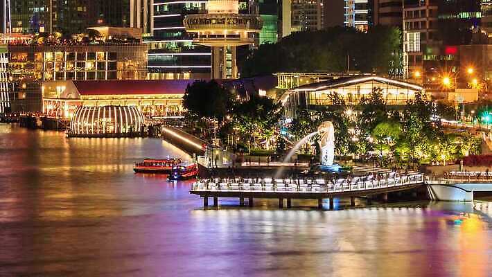 여행 백그라운드 비즈니스 건축양식 교통시설 호텔 거리 풍경 사람없음 건물 빛 강 도시풍경 컬러풀 조각상 반사 탑 항구 고층빌딩 새벽 발코니 축하 도시 보트 그룹 도심 야간 사자 심볼 분수 해안도시 스카이라인 빛망울 싱가폴 랜드마크 수도권 인기 4K 타임랩스 MP4 해외동영상 클립영상 자연요소 건축물 건축 아시아 컬러 교통 컨셉 배_교통 포유류 숙소 촬영기법 빌딩 조형물 시설 지역 동영상 파일형식