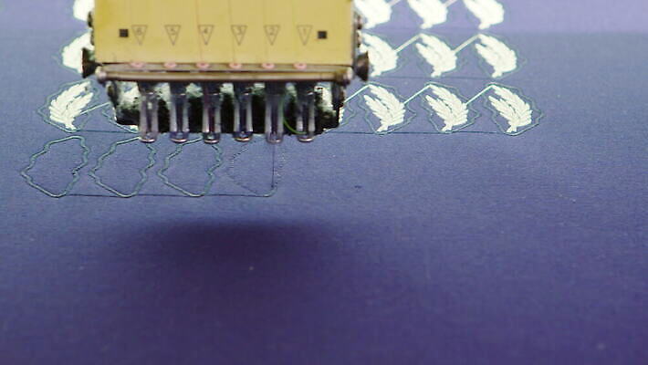 식물 직업 디자인 옷 산업 패턴 비즈니스 공장 사람없음 내부 디지털 기계 장비 공구 직물 면 업무 바늘 실 닫기 제조 바느질 천 묘사 땀 만들기 실타래 자수 돌리기 방법 4K MOV 해외동영상 클립영상 무늬 공업 모션 도구 작업 동영상 파일형식