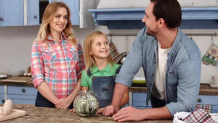 커플 여자 컨셉 돈 비즈니스 가족 주택 함께함 사람 세명 금융 경제 저축 계산 재산 투자 회계 보험 계산서 월급 대출 계좌 세금 수입 예산 4K MOV 해외동영상 클립영상 관계 건물 동영상 파일형식