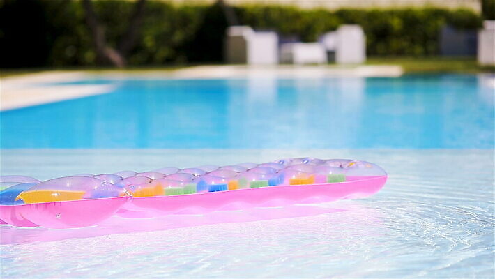 라이프스타일 파도 분홍색 여행 표면 휴가 휴식 수영장 안전 사람없음 야외 물 여름 파란색 햇빛 태양 반사 파티 맑음 수영 기쁨 투명 휴게실 정상 당구 오브젝트 휴양지 부표 매트리스 이국적 잔물결 카피스페이스 비어있는 MOV 해외동영상 클립영상 자연요소 계절 감정 물결 바다 컬러 컨셉 날씨 이벤트 생활 구기 공백 장소 수상스포츠 동영상 파일형식