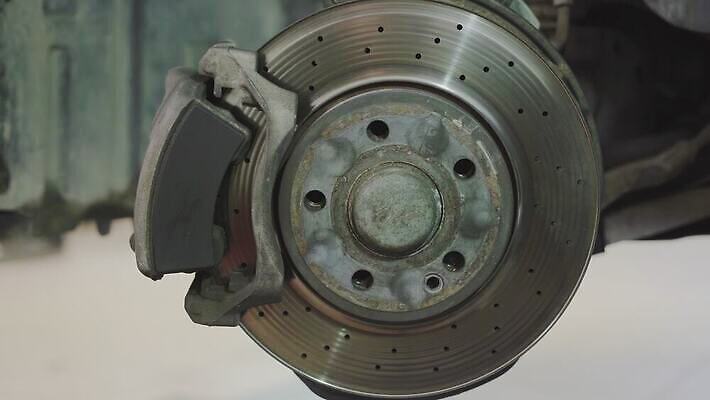 선 신발 부분 자동차 날씨 새로움 주택 사람없음 손상 바퀴 기다림 변화 수리 브레이크 묘사 부식 먼지 볼트 고정 호스 정비공 스위치 유지 패드 깨짐 단절 복근 옛날 자동 중고 캘리퍼스 4K 유체 MOV 해외동영상 클립영상 육상교통 컨셉 모션 근육 건물 공구 기술자 동영상 파일형식