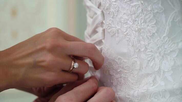 백인 손 드레스 옷 여자 딸 리본 결혼 신혼부부 결혼식 기념 이벤트 성인 유행 귀여움 낭만 흰색 축하 가운 고급 우아함 닫기 묘사 들러리 착용 코르셋 헬프 스타일 놓기 MOV 해외동영상 클립영상 서양인 부부 컬러 컨셉 가족 모션 사람 신체부위 도움 신혼 동영상 하객 파일형식