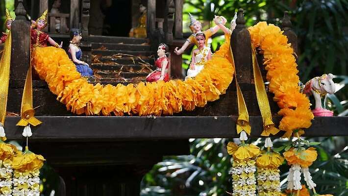 전통 아시아 종교 문화 조각 백그라운드 불교 태국 사람없음 장식 노란색 믿음 축제 화환 기도 사찰 보호 방콕 사당 숭배 신앙심 옛날 스타일 4K MP4 해외동영상 클립영상 꽃 감정 나라 컬러 컨셉 종교건축 동영상 파일형식
