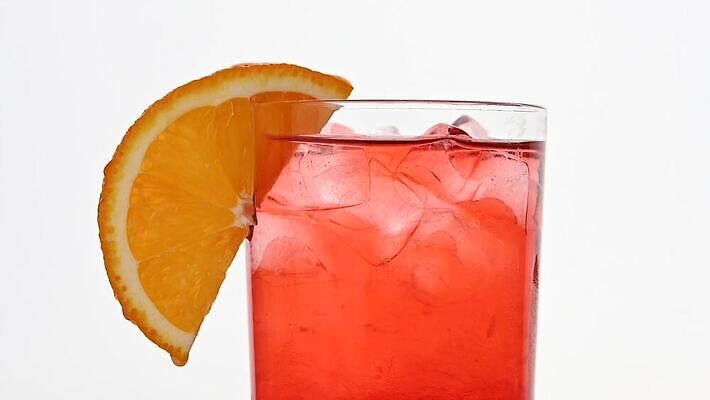 음료 로우앵글 분홍색 백그라운드 유리 사람없음 옆모습 빨간색 얼음 젖음 추위 흰색 물방울 알코올 신선 칵테일 바 닫기 레모네이드 큐브 준비 상쾌 회전 만들기 밀짚 고립 냉각기 MOV 해외동영상 슬로모션 클립영상 자연요소 감정 뷰포인트 컬러 모션 재질 주류 촬영기법 짚 동영상 에이드 파일형식