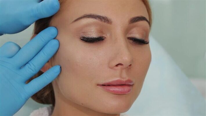 백인 직업 라이프스타일 외관 응시 여자 남자 얼굴 컬러 장갑 실내 관리 한명 앉기 성인 뷰티 연필 상점 화장품 거울 터치 립스틱 잡기 사찰 닫기 미용사 고객 피부 확인 서비스 피부관리 돌봄 MP4 해외동영상 클립영상 서양인 1 시선 잡화 종교건축 모션 학용품 사람 내부 생활 신체부위 필기구 동영상 파일형식