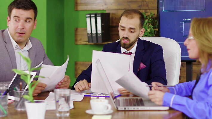 남자 회사 비즈니스 통신 탁자 성공 회의 대화 설명 사람 정장 여러명 금융 사무실 스크린 방 정보 업무 자신감 대표 토론 분석 동료 리더 투자 책임자 경영 마케팅 4K MOV 해외동영상 클립영상 옷 감정 가구 다수 컨셉 관계 모션 말하기 경제 작업 동영상 파일형식