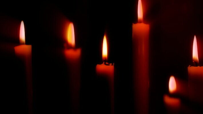 컬러 백그라운드 촛불 불 휴가 불꽃 따뜻함 사람없음 장식 빨간색 빛 평화 검은색 어둠 희망 축하 뜨거움 고리 그룹 야간 저녁 심볼 회전 기념물 빛망울 연소 왁스 패닝샷 MOV 해외동영상 클립영상 자연요소 감정 컨셉 초 촬영기법 동영상 파일형식