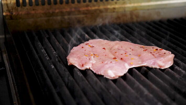 음식 백그라운드 모션 불 실내 건강 육류 스테이크 요리 사람없음 빨간색 여름 소풍 파티 주방 식당 식사 저녁식사 치킨 신선 뜨거움 닫기 연기 맛 그릴 바비큐 굽기 향신료 날것 숯 느림 점심식사 단백질 맛있는 4K MOV 해외동영상 클립영상 자연요소 계절 컬러 컨셉 식재료 주방용품 서양음식 이벤트 내부 야외활동 상점 구이 동영상 닭고기요리 영양소 향미료 파일형식