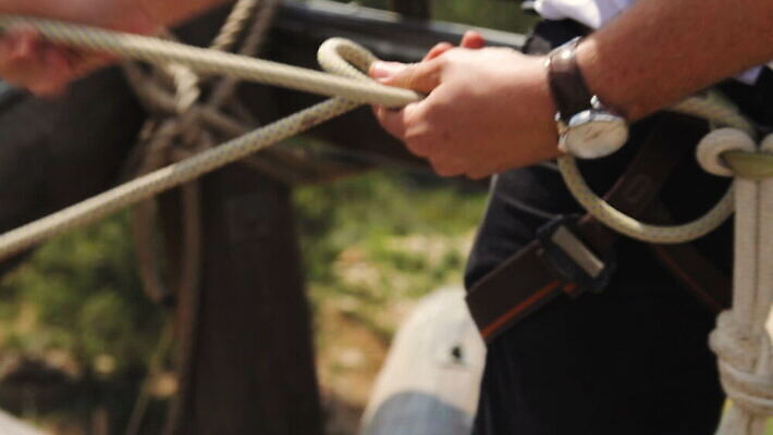 백인 직업 손 남자 밧줄 스포츠 포즈 비즈니스 자연 노동자 안전 사람 정장 성인 야외 운동 힘 등산 트래킹 하이킹 도전 잡기 비즈니스맨 닫기 위험 준비 매듭 닻 산악가 신발장 이스라엘 하이커 MOV 해외동영상 클립영상 서양인 옷 줄 여행 컨셉 모션 레저 건강 신체부위 직장인 생태계 동영상 서아시아 파일형식