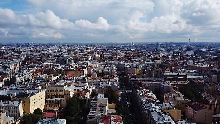 유럽 도로 길 여행 건축양식 호텔 아침 지붕 거리 주택 안테나 파노라마 풍경 사람없음 건물 여름 도시풍경 노란색 맑음 궁전 도시 센터 역사 정상 항공 러시아 드론 랜드마크 러시아인 조감도 4K MOV 해외동영상 클립영상 주간 서양인 건축물 계절 건축 나라 컬러 고건축 통신 교통시설 숙소 날씨 촬영기법 동영상 파일형식