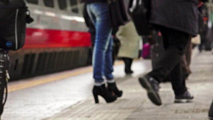 여행 비즈니스 교통시설 모션 사람 성인 사람없음 기찻길 기차 도시 시간 전철 역 군중 소프트포커스 도착 속도 출퇴근 승객 튜브 지하 일반 단상 떠남 블러 통근 4K HD MP4 해외동영상 클립영상 육상교통 교통 대중교통 촬영기법 시설 출근 동영상 파일형식