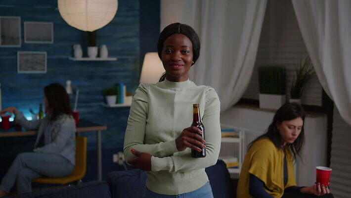 학생 라이프스타일 여자 남자 행복 얼굴 음료 음악 거실 유리 휴가 아파트 주택 맥주 함께함 사람 사람없음 친구 청춘 뷰티 파티 검은색 어둠 우정 기쁨 방 모임 마시기 축하 알코올 생일 그룹 야간 저녁 피부 주말 세대 유흥 4K MOV 해외동영상 클립영상 자연요소 기념일 감정 컬러 컨셉 관계 모션 재질 문화예술 주류 이벤트 건물 생활 신체부위 동영상 파일형식