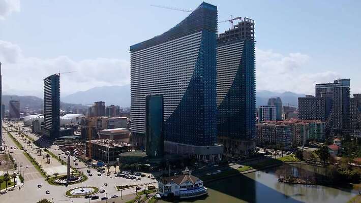 외관 공원 도로 길 호수 바다 여행 건축양식 유리 거리 파노라마 풍경 해변 사람없음 건물 여름 도시풍경 고층빌딩 산책로 도시 센터 도심 휴양지 타운 스카이라인 드론 조지아 4K MOV 해외동영상 클립영상 건축물 계절 공공시설 건축 교통시설 재질 촬영기법 빌딩 장소 동영상 동유럽 파일형식