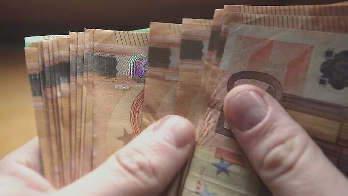 손 유럽 종이 백그라운드 컨셉 지폐 돈 비즈니스 탁자 성공 관리 사람없음 금융 경제 사무실 저축 유로 잡기 비즈니스맨 계산 재산 구매 투자 결제 계산서 월급 대출 계좌 세금 수입 예산 카운트 경제학 4K MOV 해외동영상 클립영상 교육 남자 나라 가구 모션 신체부위 쇼핑 직장인 동영상 파일형식