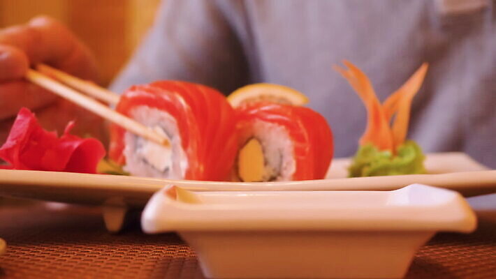 전통 접시 손 아시아 문화 음식 백그라운드 컨셉 다이어트 젓가락 밥 건강 어류 요리 동양인 사람없음 빨간색 주방 식당 일본 식사 저녁식사 초밥 신선 잡기 닫기 김 먹기 배고픔 해산물 날것 롤 연어 모음 점심식사 대두 식품점 맛있는 MOV 해외동영상 클립영상 식기 나라 컬러 모션 수저 인종 신체부위 상점 수중동물 해조류 동영상 일본음식 파일형식